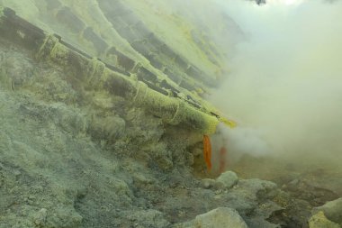 Kawah Ijen volkanı, Doğu Java, Endonezya krateri içindeki sülfür madenciliğinde kullanılan seramik borular.