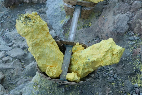 Zolfo giallo all'interno del cestino di bambù tessuto al cratere vulcanico Kawah Ijen — Foto Stock