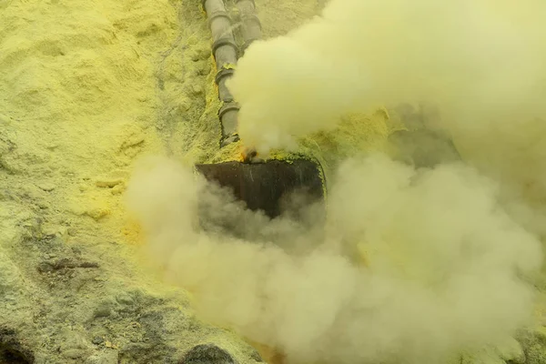 Cratere vulcanico di Kawah Ijen con miniera di zolfo in Indonesia — Foto Stock