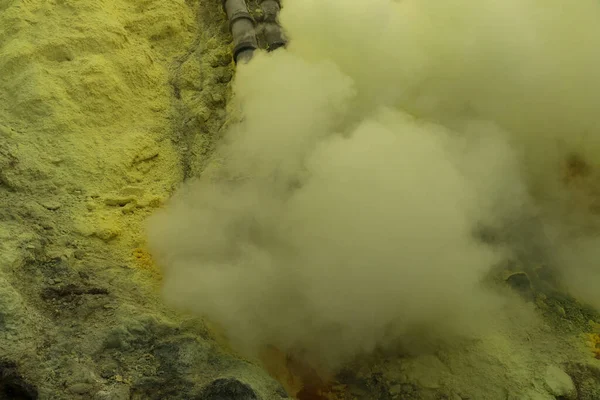 Fumer le cratère volcan Kawah Ijen avec mine de soufre en Indonésie — Photo