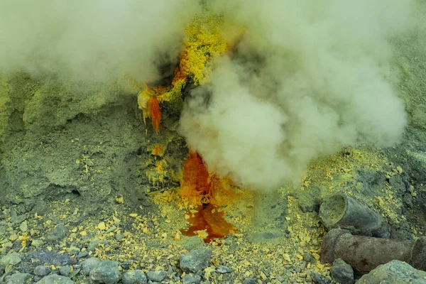 Olvadt kén csöpög a csövekből a Kawah Ijen vulkánnál, Kelet-Jáva, Indonézia — Stock Fotó
