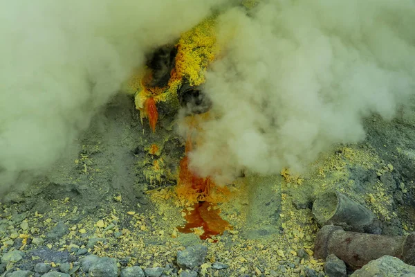 Olvadt kén csöpög a csövekből a Kawah Ijen vulkánnál, Kelet-Jáva, Indonézia — Stock Fotó