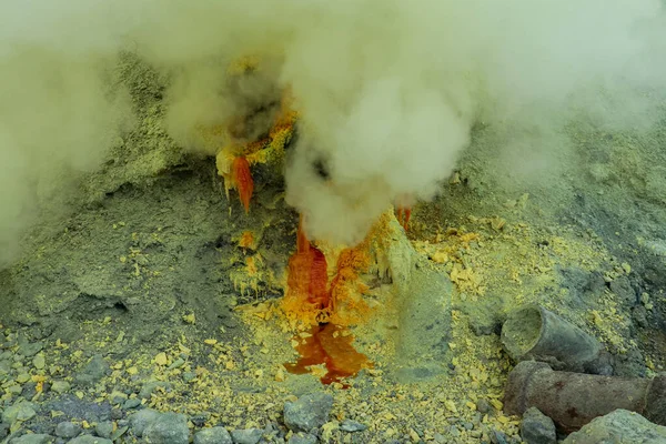 Smält svavel droppar från rör vid Kawah Ijen vulkan, East Java, Indonesien — Stockfoto