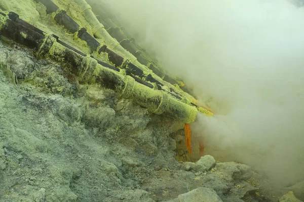 Gas vulcanico tossico nelle miniere di zolfo nel cratere del vulcano attivo di Kawah Ijen, Giava orientale, Indonesia — Foto Stock