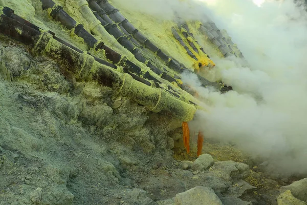 Giftig vulkanisk gas vid svavel gruvorna i kratern av den aktiva vulkanen Kawah Ijen, östra Java, Indonesien — Stockfoto