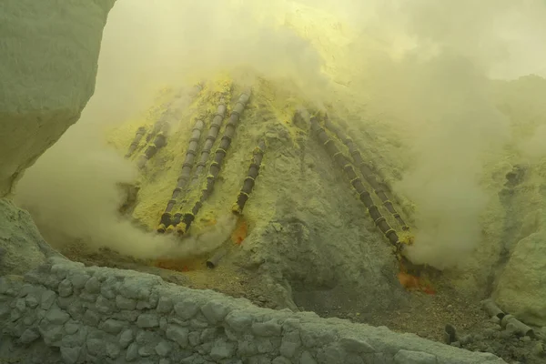 Gas vulcanico tossico nelle miniere di zolfo nel cratere del vulcano attivo di Kawah Ijen, Giava orientale, Indonesia — Foto Stock