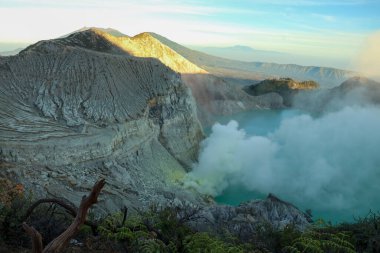 Güzel Peyzaj Dağı ve yeşil göl sabah Kawah Ijen volkanı, Doğu Java, Endonezya