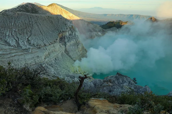 Bellissimo paesaggio di montagna e lago verde al mattino al vulcano Kawah Ijen, Giava orientale, Indonesia — Foto Stock