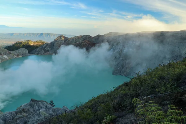 Il lago solforico del vulcano Kawah Ijen a Giava Est, Indonesia — Foto Stock