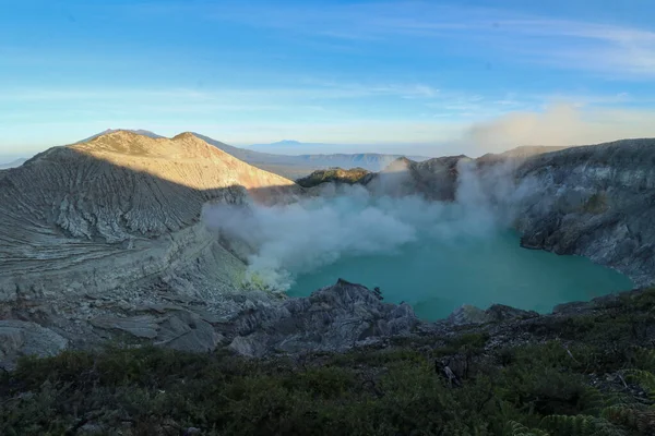 Il lago solforico del vulcano Kawah Ijen a Giava Est, Indonesia — Foto Stock