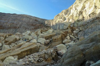 Kawah Ijen, Doğu Java, Endonezya - 25 Mayıs: Sülfür madencisi Doğu Java, Endonezya 'daki Kawah Ijen volkanı kraterine doğru yürüyor