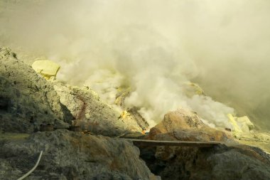 Kawah İjen kraterinde tahta köprü. Ijen volkan kompleksi Doğu Java, Endonezya 'nın Banyuwangi Regency bölgesinde bulunan bir grup stratovolkanodur.