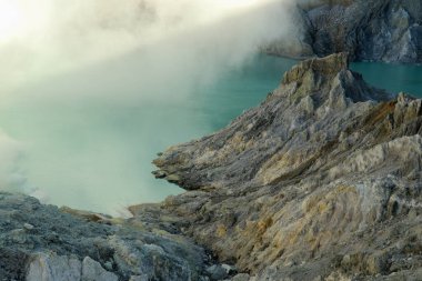 Kükürt, Endonezya Kawah Ijen'de volkan krater duman
