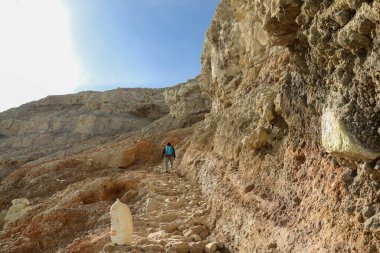 Kratere giden yol. Ijen volkanı kraterine giden yol.
