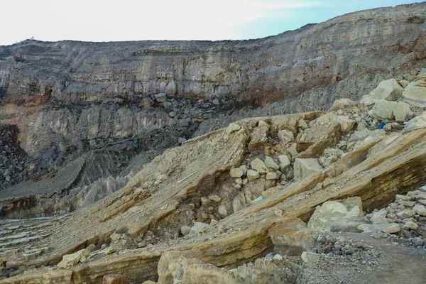 Kawah Ijen, Kelet-Jáva, Indonézia - Május 25: Kénbányász túrázás le a kráterbe Kawah Ijen vulkán Kelet-Jáva, Indonézia — Stock Fotó