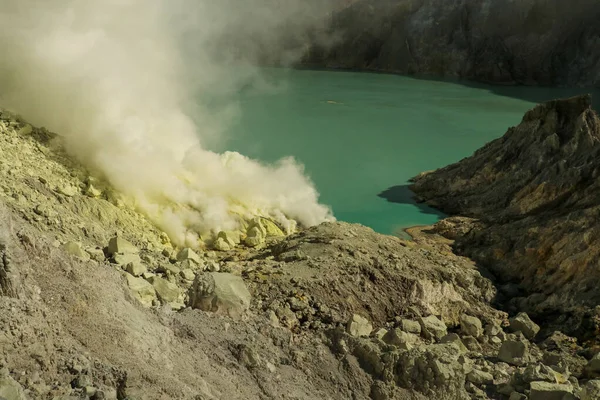 Estrazione dello zolfo all'interno del cratere Kawah Ijen, Indonesia — Foto Stock
