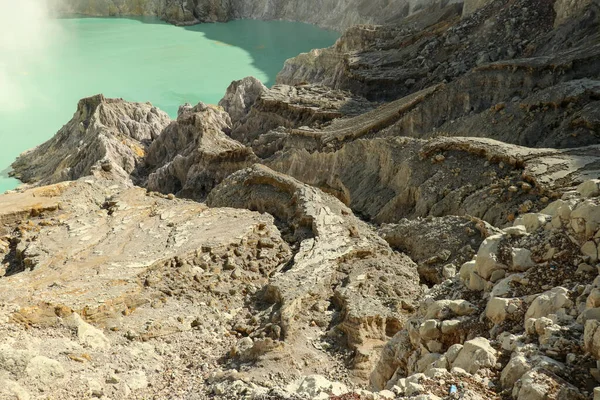 Il pericoloso lavoro dei minatori di zolfo a Kawah Ijen, un cratere vulcanico nella parte orientale di Java, Indonesia — Foto Stock