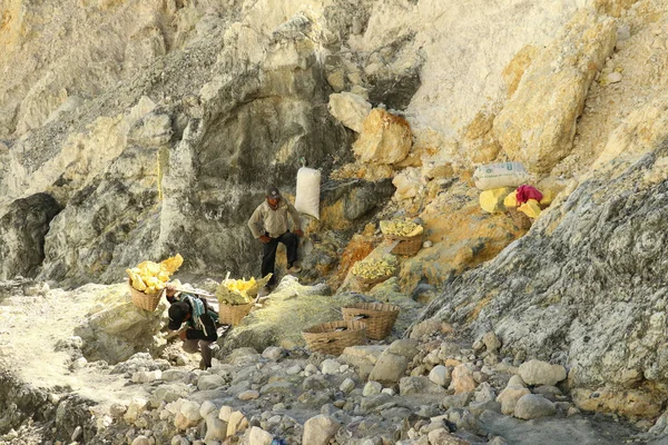 Kawah Ijen, East Java, Indonesia, 2 June, 2021. Traditional sulfur miners in the Ijen crater. Mount Ijen is a volcano located between Banyuwangi Regency and Bondowoso Regency, East Java, Indonesia — ストック写真