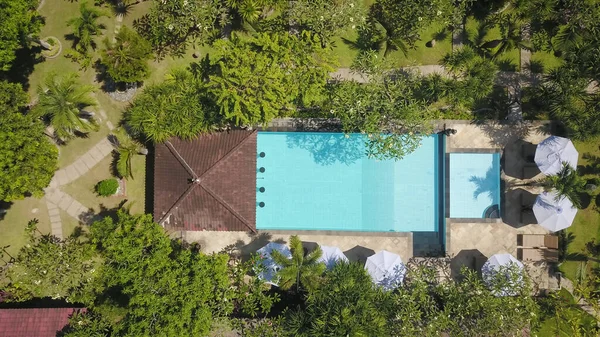 AERIAL Top Down Tiro de um território de hotel de luxo na selva com piscina em Bali, Indonésia. Drone voa para cima — Fotografia de Stock