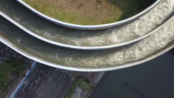 Flygvatten i dammens infrastruktur för utsläpp av betong vid reservoaren. Vattenfall och bäck i sidan kanal spillway. Damm med avloppskanal — Stockvideo