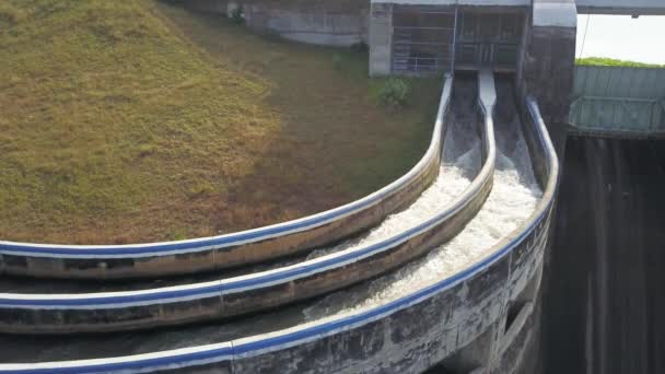 貯水池のダムコンクリート滑走路インフラ内の空中水。側道の滝とストリーム。排水路付きダム — ストック動画