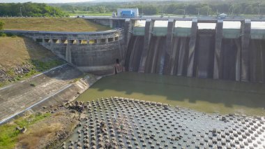 Hidroelektrik baraj, kapıdan akan su, İHA 'dan gelen hava manzaralı. Bendungan Sampean Baru, Java, Endonezya