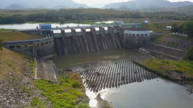 Hidroelektrik baraj, kapıdan akan su, İHA 'dan gelen hava manzaralı. Bendungan Sampean Baru, Java, Endonezya