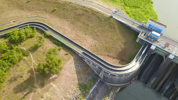 Água em infra-estrutura de derrame de concreto de barragem no reservatório. Cachoeira e fluxo em canal lateral spillway. Barragem com canal de drenagem — Fotografia de Stock