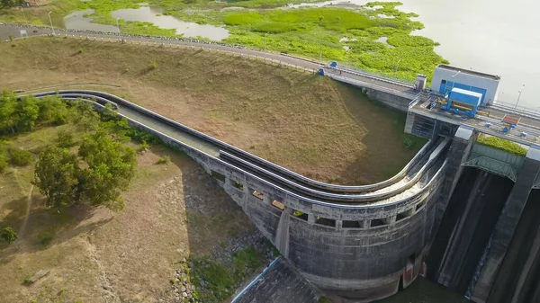 Water in dam concrete spillway infrastructure at reservoir. Waterfall and stream in side channel spillway. Dam with drainage channel — Stock Photo, Image