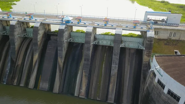 Hydro-elektrische dam met stromend water door de poort, vanuit de lucht gezien vanaf de drone. Bendungan Sampean Baru in Java, Indonesië — Stockfoto