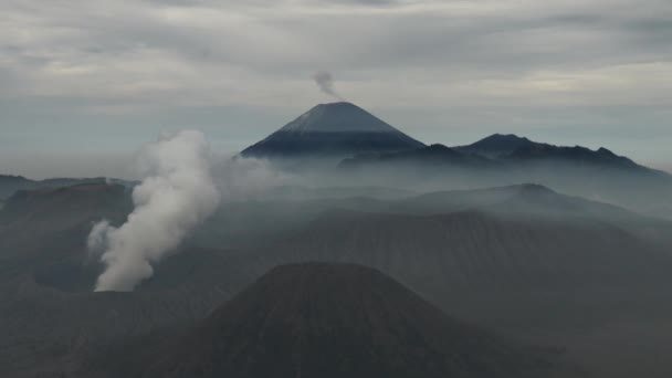 Mount Bromo, Mount Semeru, Batok aktív vulkánok Kelet-Jawában, Indonéziában. Kilátás vulkánok Mount Gunung Bromo a Tengger Semeru Nemzeti Park. 4K videó. Csodálatos Indonézia. King Kong nézőpontja — Stock videók