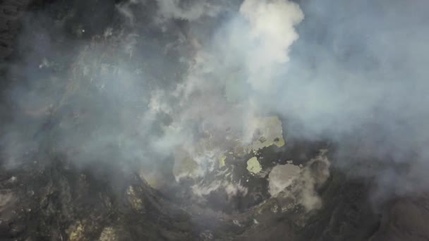 Vista aérea del dron en el cráter de un vulcano activo Bromo — Vídeo de stock