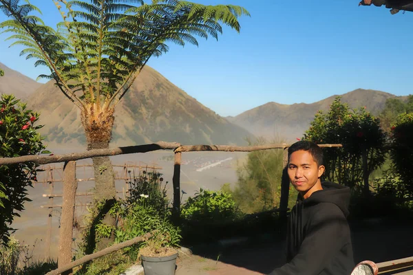Молодий азіатський турист на ранковому сонці в "Бромо Кальдері". Bromo Volcano Sunrise Landmark Nature Travel Place Of Indonesia — стокове фото