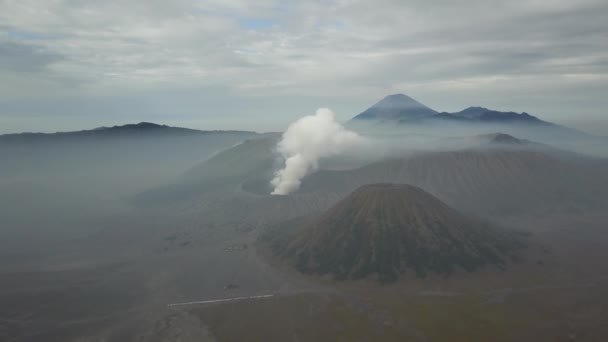 Widok z lotu ptaka na górę Batok we wschodniej Jawie, Indonezja. Krater wulkaniczny obok Mount Gunung Bromo, aktywny wulkan, Park Narodowy Tengger Semeru. Nagranie 4K. Wspaniała Indonezja — Wideo stockowe