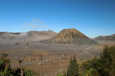 Endonezya 'daki Bromo Tengger Semeru Milli Parkı. Kalderalar, dağlar ve renkli gökyüzü.