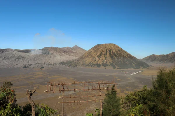 Het Bromo Tengger Semeru National Park in Indonesië, met caldera 's, bergen en een kleurrijke lucht — Stockfoto