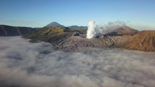 Flygfoto drönare flyger på Bromo vulkan vid soluppgången, East Java, Indonesien — Stockvideo