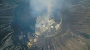 Doğu Java, Endonezya 'daki Bromo Krateri' nin volkanik aktivitesinin İHA görüntüsü.