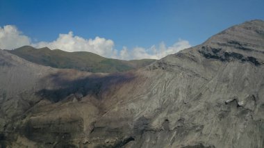 Batok volkanı yakınlarındaki Bromo dağ krateri. Bromo, Endonezya 'nın Doğu Java kentinde bulunan Tengger Caldera' da aktif bir volkandır. Bromo Tengger Semeru Ulusal Parkı. Çölden bakış açısı