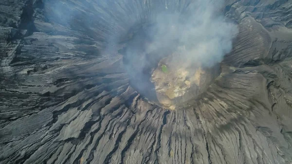 Fumo vulcanico fuoriuscito da un cratere del monte Bromo attivo a East Java, Indonesia — Foto Stock