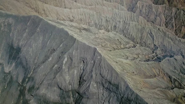 ブロモ山の空中からの眺めは、活発な火山であり、インドネシアの東ジャワ州のテンガー塊の一部です。東南アジアの有名な旅行先バックパッカー — ストック写真