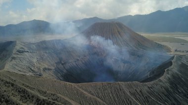 Doğu Java, Endonezya aktif Mount Bromo bir kraterin volkanik duman çıkışları