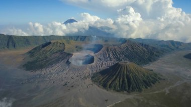 Bromo volkanı Gunung Bromo 'nun hava manzarası Bromo Tengger Semeru Ulusal Parkı, Doğu Java, Endonezya