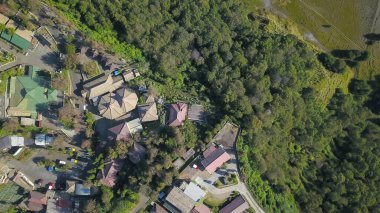 Cemoro Lawang üzerinde hava manzarası, sabah sisinde küçük bir köy. Doğu Java, Endonezya 'daki Bromo Dağı' nın kuzey doğusunda yer alan bir yer.