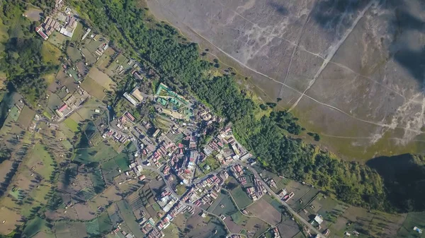 Vista aérea da aldeia na colina da montanha Bromo — Fotografia de Stock