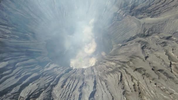 Widok z lotu ptaka na Mount Bromo Crater, aktywny wulkan z dymem we wschodniej Jawie, Indonezja. Krater wulkaniczny Mount Gunung Bromo, aktywny wulkan, Park Narodowy Tengger Semeru. Nagranie 4K. Wspaniała Indonezja — Wideo stockowe