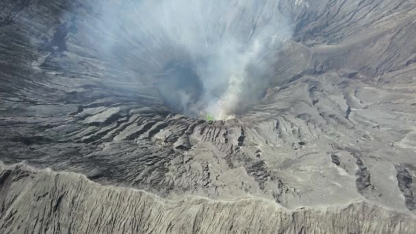 Kráter s aktivním sopečným kouřem ve východní Jávě, Indonésie. Letecký pohled na kráter sopky Mount Gunung Bromo je aktivní sopka, Národní park Tengger Semeru. Východní světlo — Stock video