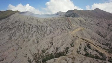 Doğu Jawa, Endonezya 'da aktif volkan dumanı olan krater. Gunung Bromo Dağı, Tengger Semeru Ulusal Parkı 'nda aktif bir volkandır. 4K video. Hava görüntüleri
