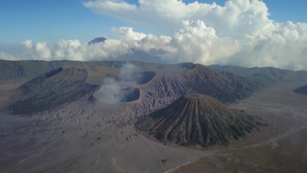 Het Bromo Tengger Semeru National Park in Indonesië, met caldera 's, bergen en een kleurrijke lucht — Stockvideo
