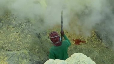 Kükürt, Doğu Java, Endonezya Kawah Ijen'de volkan krater içinde solfatara ayıklama kükürt madenci